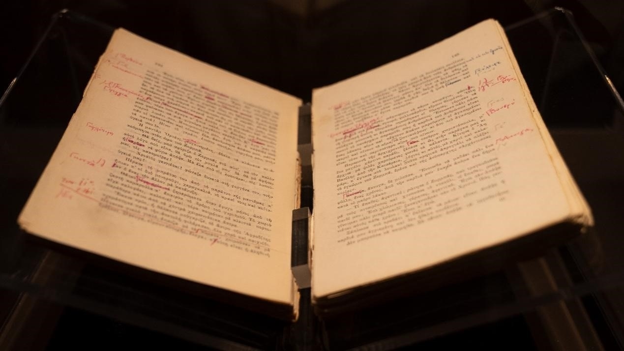 《希臘人左巴》初印后，卡贊扎基斯的修改批注。人民網(wǎng)記者 葛泰佚攝