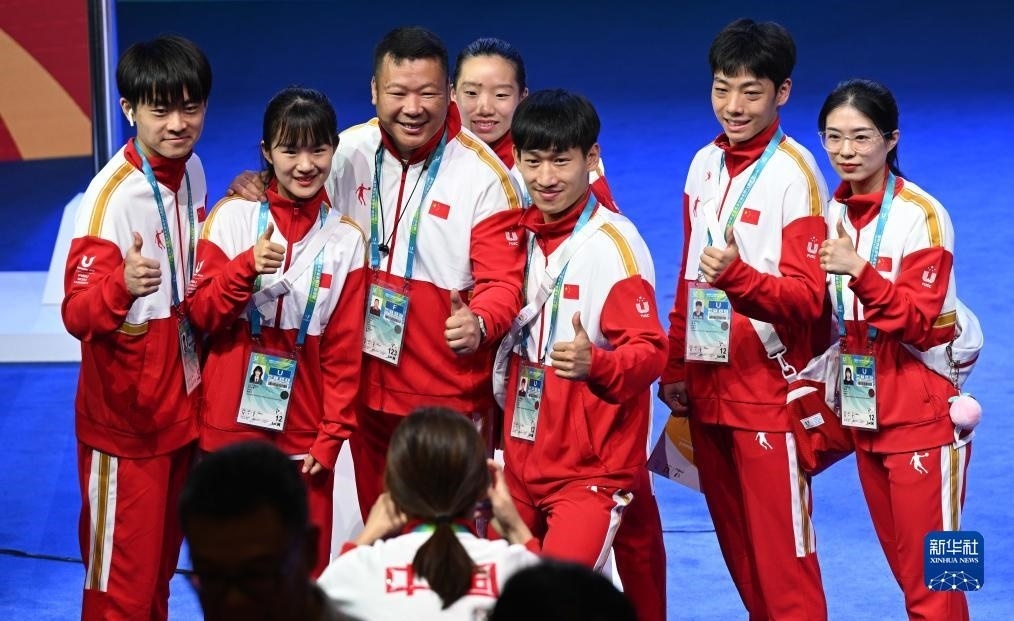 7月22日，中國(guó)代表團(tuán)部分成員在歡迎儀式后合影。新華社記者 王曦 攝