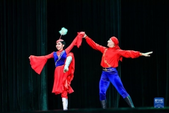 7月21日，哈薩克斯坦薩爾塔納國(guó)家舞蹈團(tuán)的演員在演出。