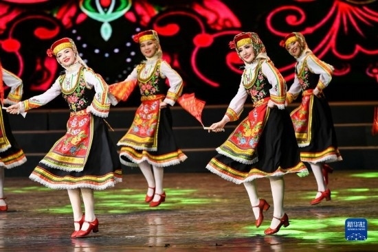 7月21日，哈薩克斯坦薩爾塔納國(guó)家舞蹈團(tuán)的演員在演出。