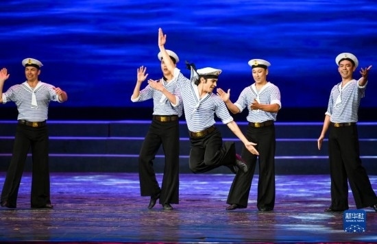 7月21日，哈薩克斯坦薩爾塔納國(guó)家舞蹈團(tuán)的演員在演出。