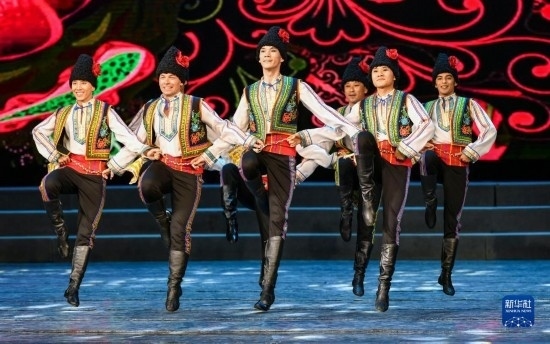 7月21日，哈薩克斯坦薩爾塔納國(guó)家舞蹈團(tuán)的演員在演出。