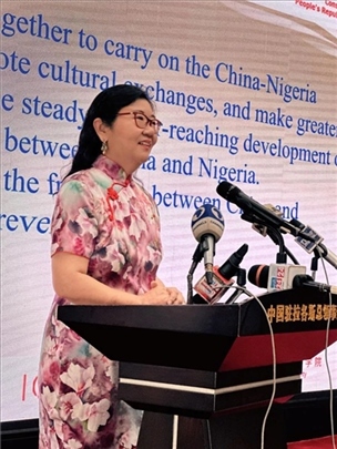 中國駐拉各斯總領(lǐng)館總領(lǐng)事嚴(yán)宇清致辭。駐拉各斯總領(lǐng)館供圖