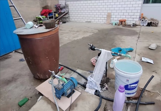 用來(lái)抽水的增壓泵。 人民網(wǎng)記者 金慧慧攝