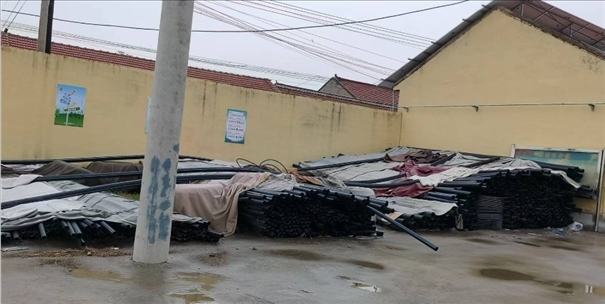 至今仍堆放在村委會(huì)院里的自來(lái)水管道。 人民網(wǎng)記者 金慧慧攝