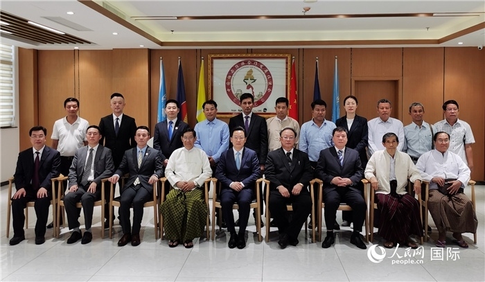 吉林市市委書(shū)記胡斌率團(tuán)與緬甸皎漂當(dāng)?shù)厝耸拷涣鞑⒑嫌?人民網(wǎng)記者李秉新攝