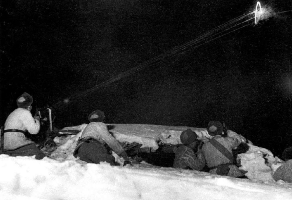  ↑1950年12月，在朝鮮長津湖，中國人民志愿軍第27軍連隊機槍手向美軍陣地射擊。新華社發(fā)（張崇岫 攝）