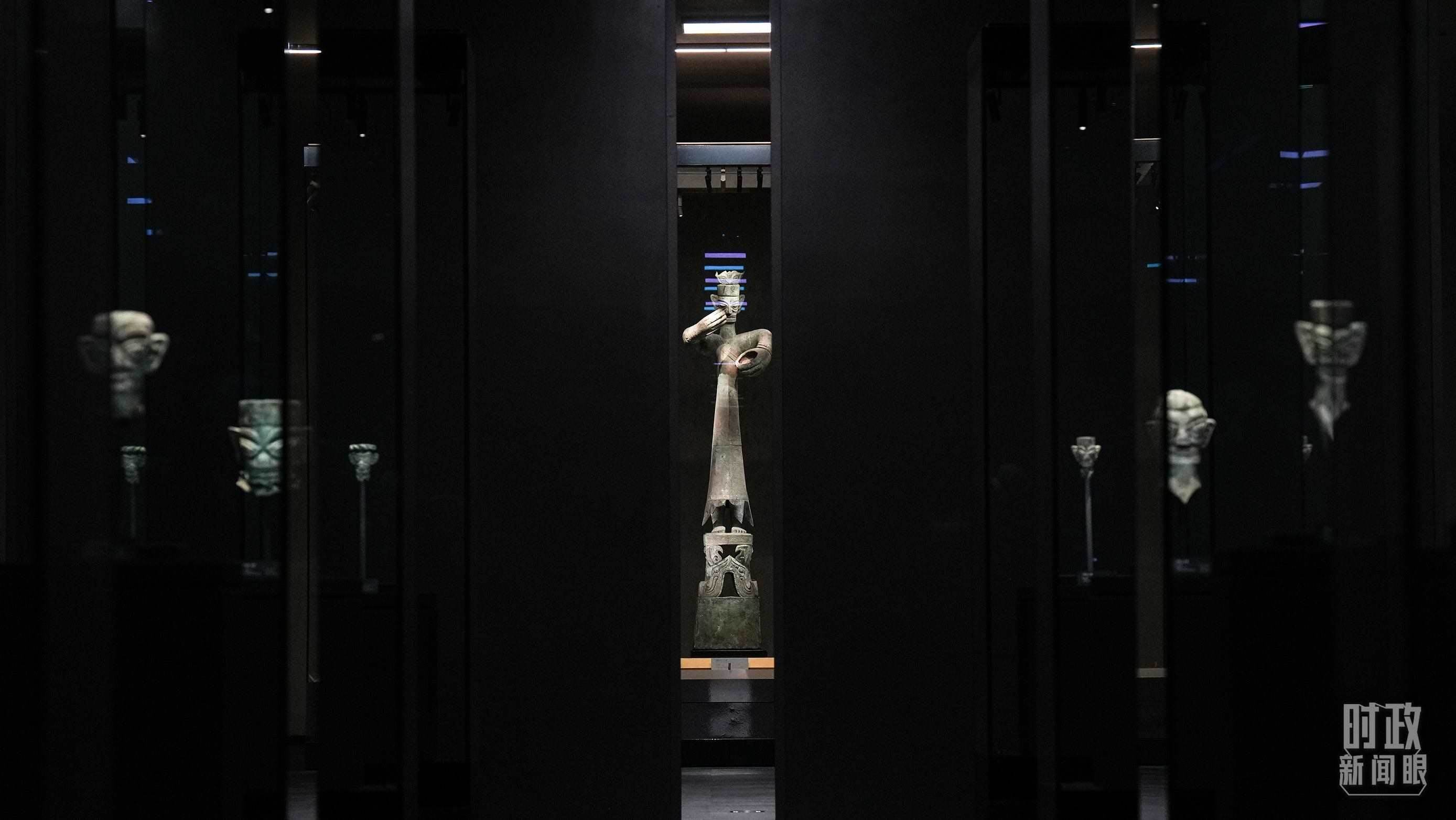 △三星堆出土的青銅大立人像。（總臺國廣記者李晉拍攝）