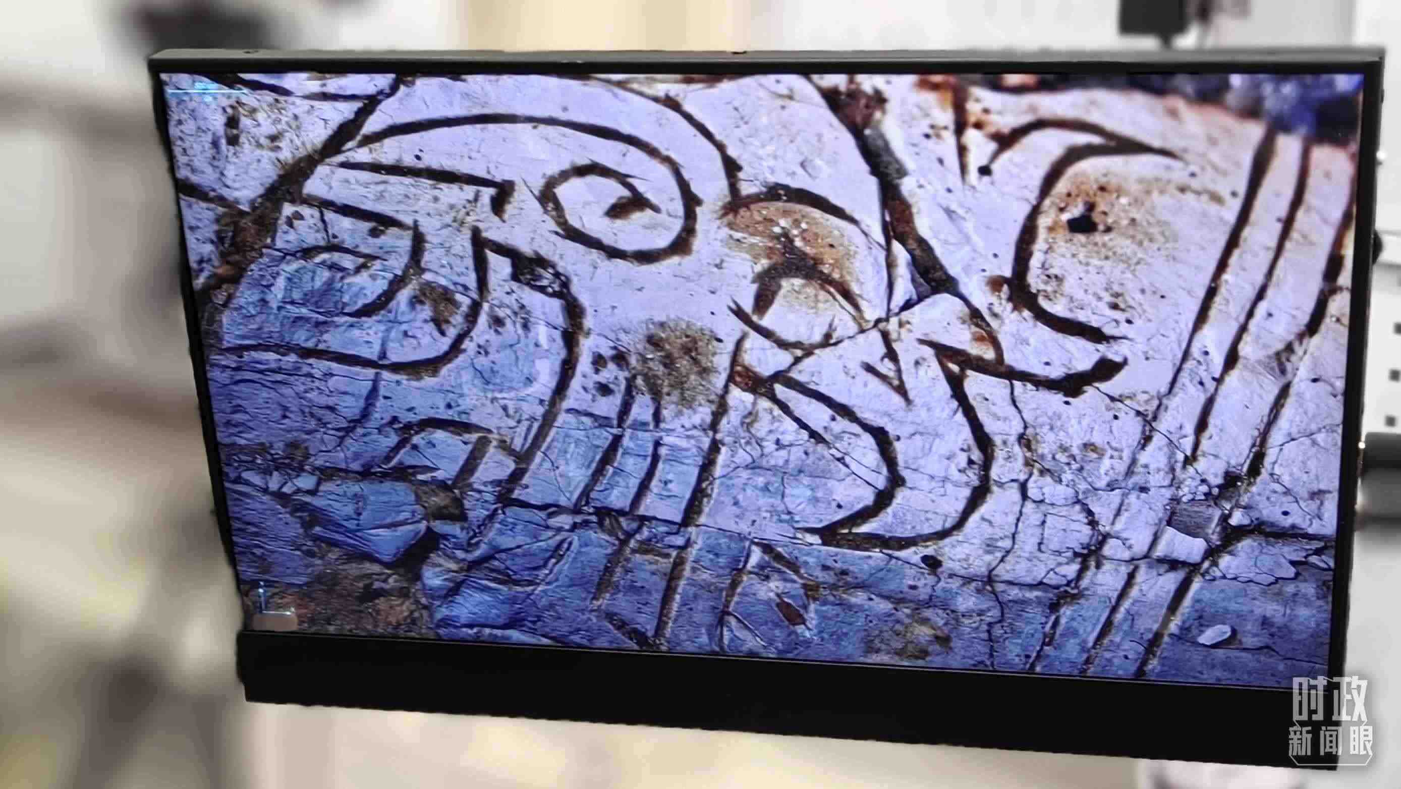 △顯微鏡下，三星堆文物的紋路清晰可見。（總臺央視記者王萌萌拍攝）
