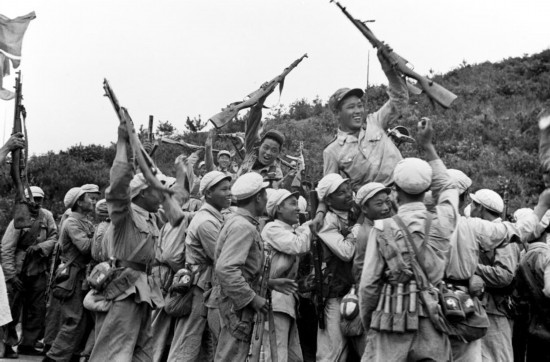  這是中國人民志愿軍和朝鮮人民軍一起歡慶戰(zhàn)斗勝利。新華社發(fā)（資料照片）