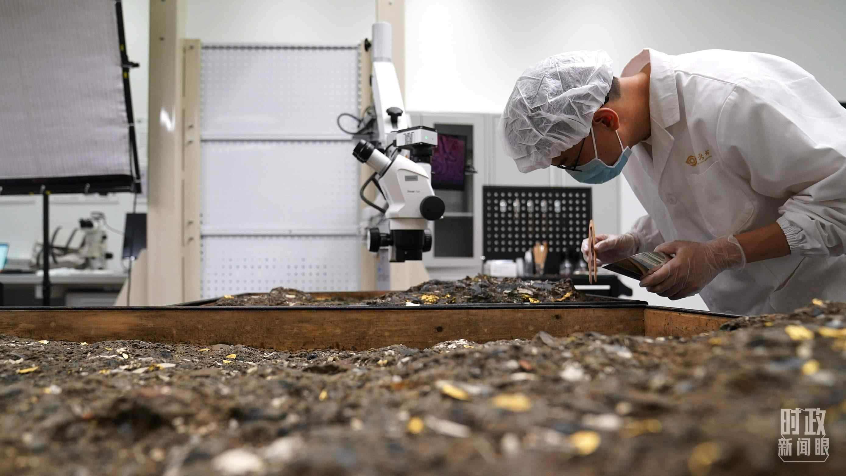 △工作中的三星堆文保人員。（總臺國廣記者李晉拍攝）