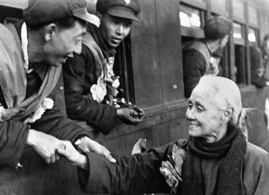 全國的鐵路工人們，一批批地志愿前往朝鮮前線工作，這是隴海路的鐵路工人魏志杰在臨行時和他母親告別的情形。新華社發(fā)（資料照片）