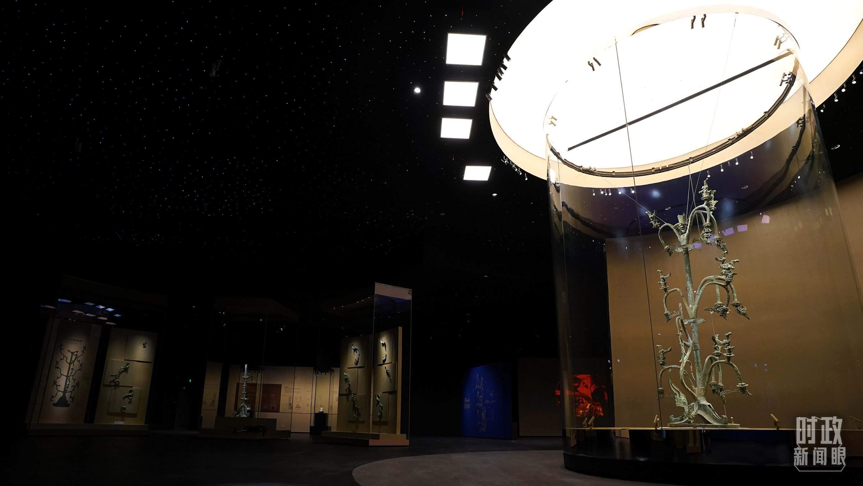 △三星堆出土的青銅神樹。（總臺國廣記者李晉拍攝）