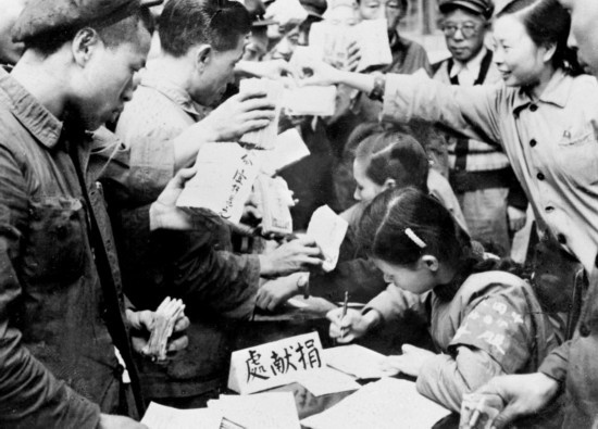 全國各地工商界踴躍捐獻款項，支援志愿軍。這是重慶市工商業(yè)者捐獻的情形。新華社發(fā)（資料照片）