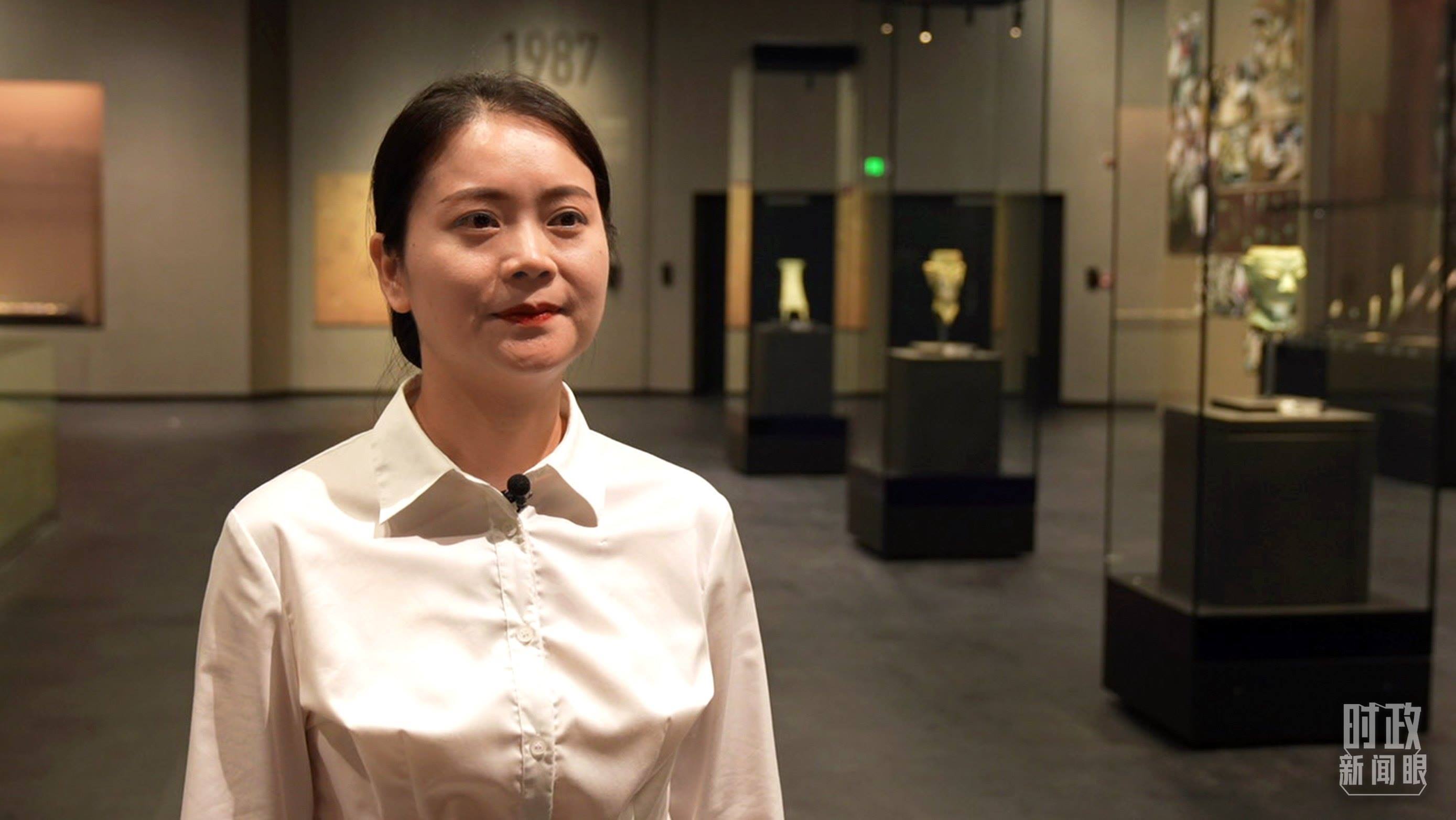 △當(dāng)天現(xiàn)場負(fù)責(zé)講解的三星堆博物館公眾服務(wù)部程靜。（總臺央廣記者馬喆拍攝）