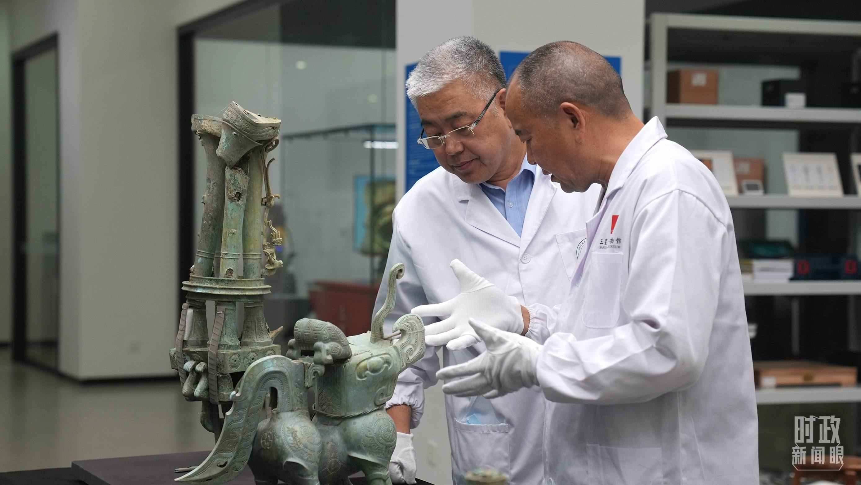 △三星堆文保專家正在就修復(fù)方案進(jìn)行討論。（總臺央視記者劉琦拍攝）