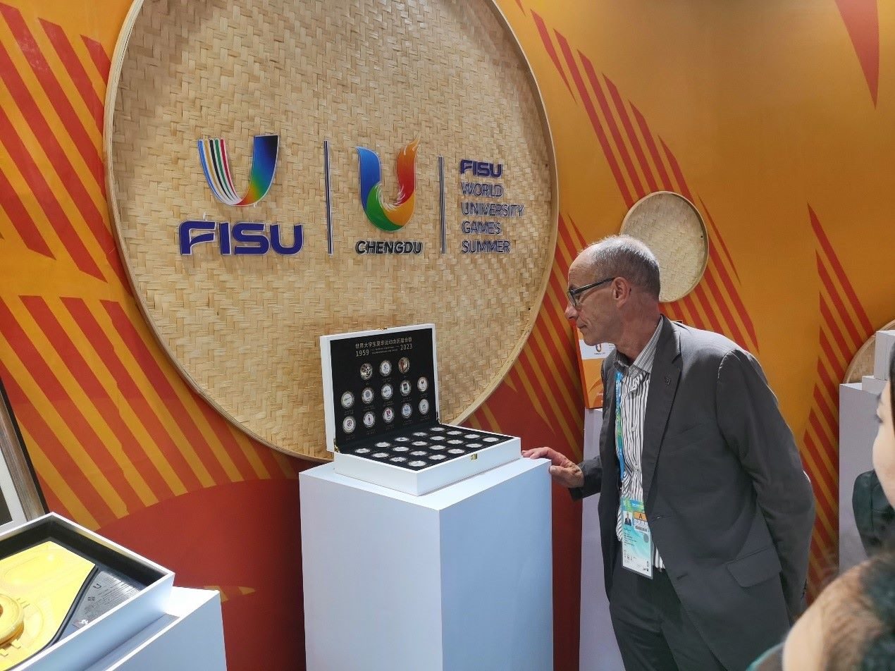 國際大體聯(lián)代理主席雷諾·艾德參觀大運(yùn)會(huì)特許商品。 人民網(wǎng)記者 楊磊攝