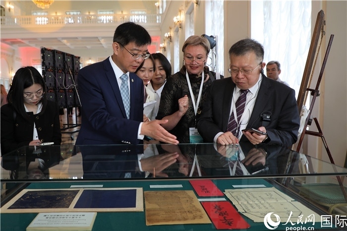 中俄圖書館論壇嘉賓共同參觀由俄羅斯國立列寧圖書館舉辦的館藏中國古籍善本圖書展。人民網(wǎng)記者 隋鑫攝）