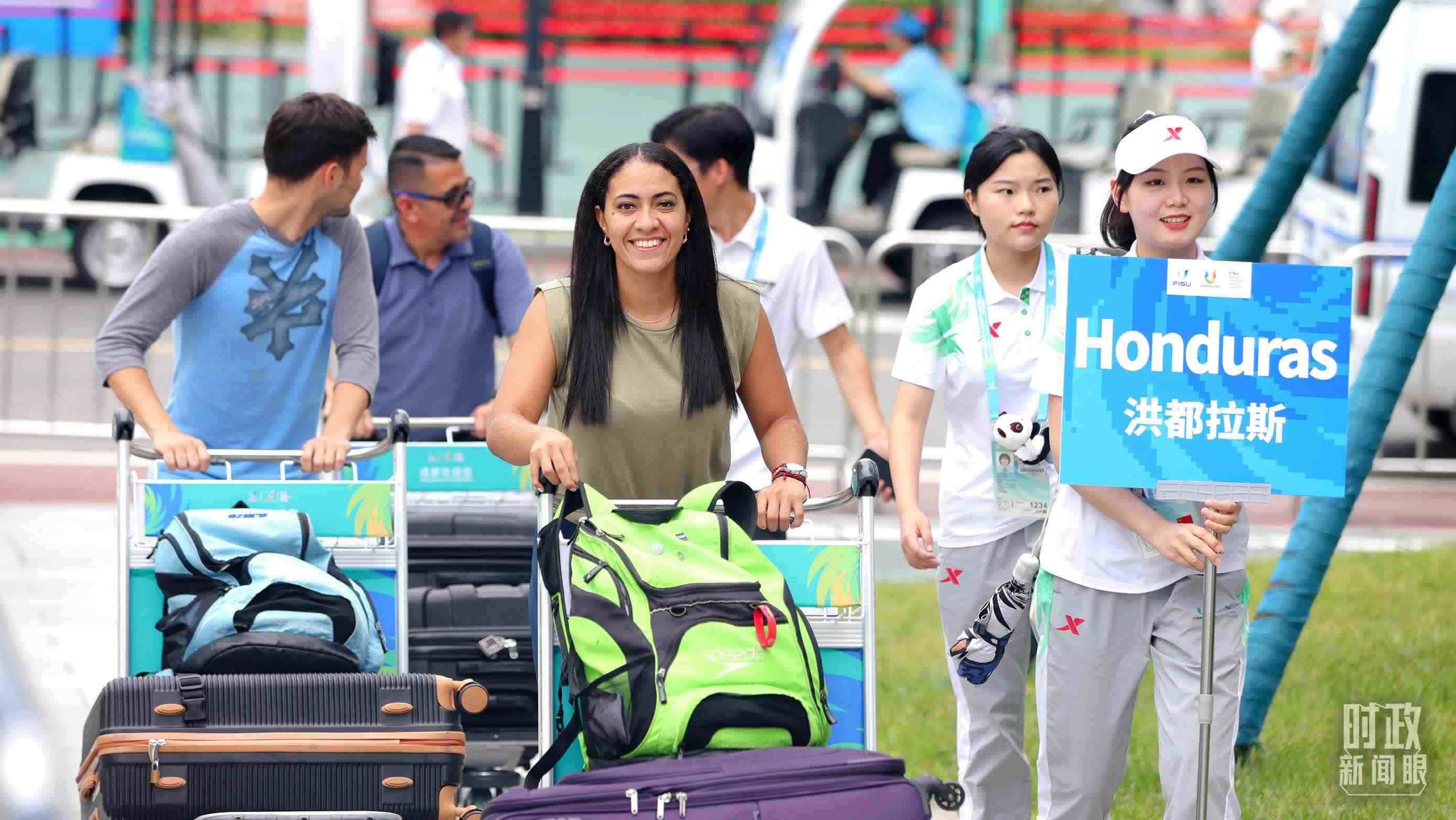 各國代表團(tuán)成員相繼抵達(dá)成都大運(yùn)村。（總臺央視記者魏幫軍拍攝）