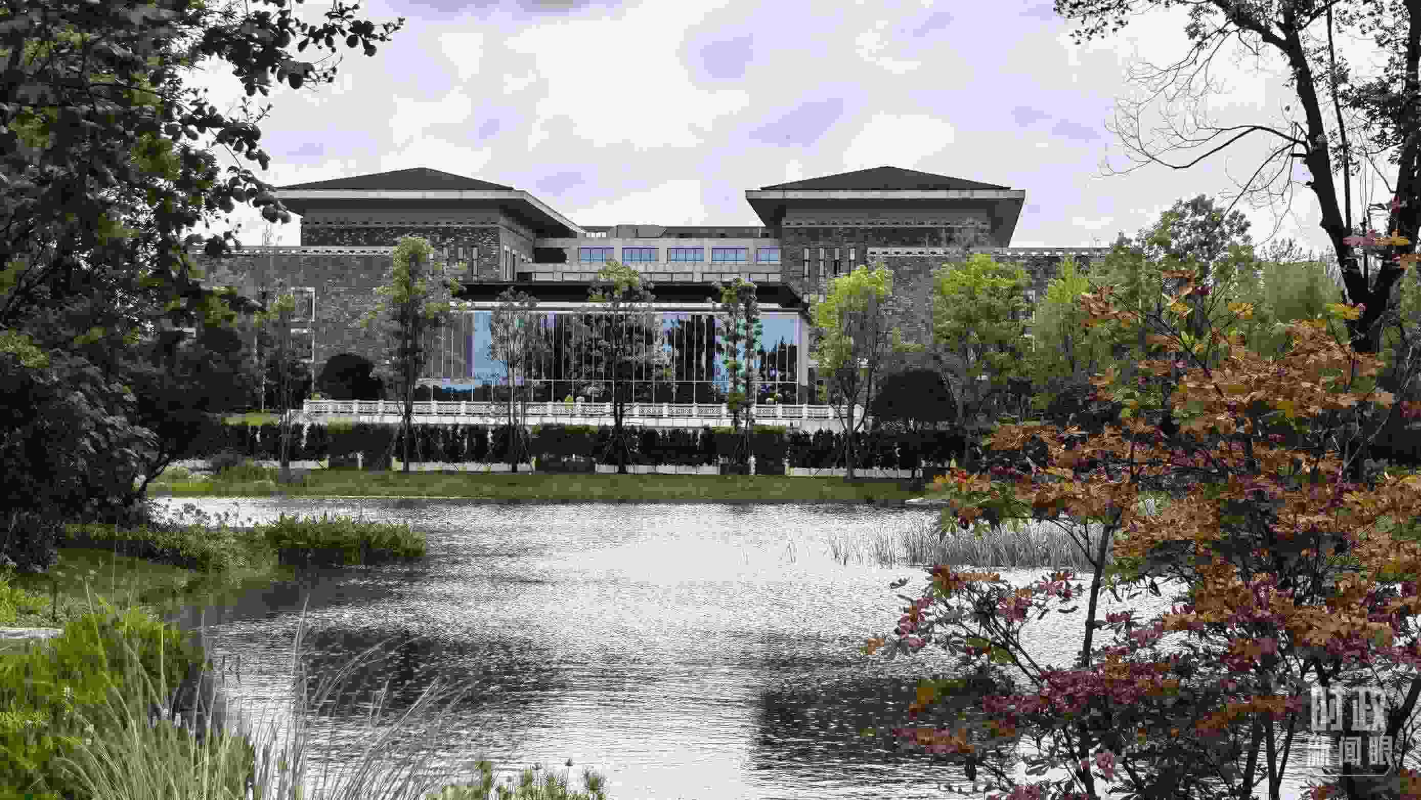 當(dāng)天，中印尼兩國元首在“錦蓉莊”舉行會見。（總臺央視記者韓銳拍攝）