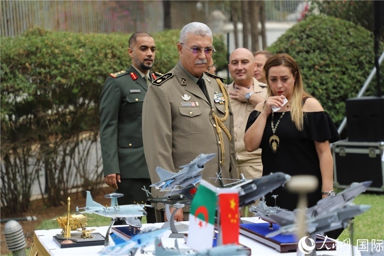 圖為與會嘉賓參觀招待會設置的武器裝備模型展臺。人民網(wǎng)記者 王傳寶攝