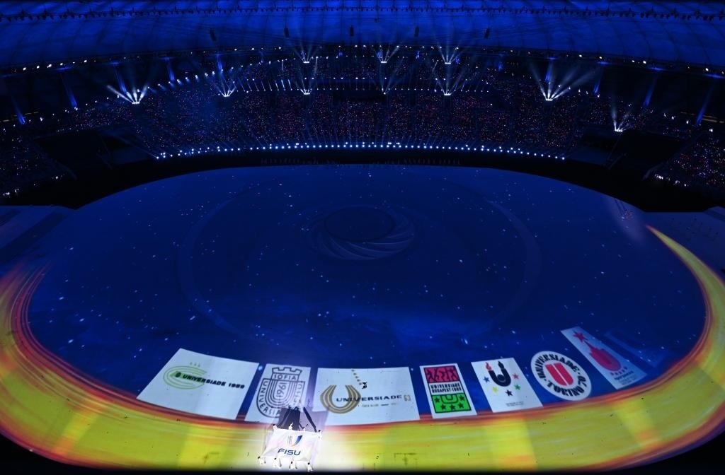 7月28日，國(guó)際大學(xué)生體育聯(lián)合會(huì)會(huì)旗在開(kāi)幕式上入場(chǎng)。新華社記者劉磊攝