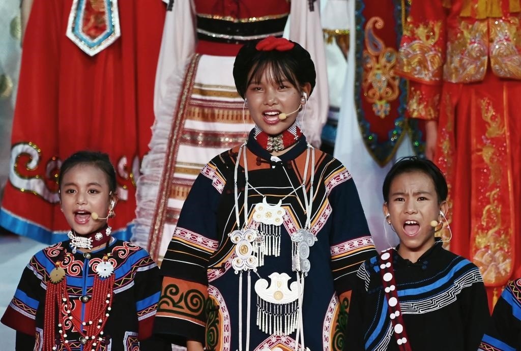 7月28日，吉好有果（中）在開(kāi)幕式上表演。新華社記者陳澤國(guó)攝