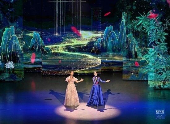 7月29日，演員在聯(lián)歡會(huì)現(xiàn)場(chǎng)演唱。新華社記者 蔡湘鑫 攝