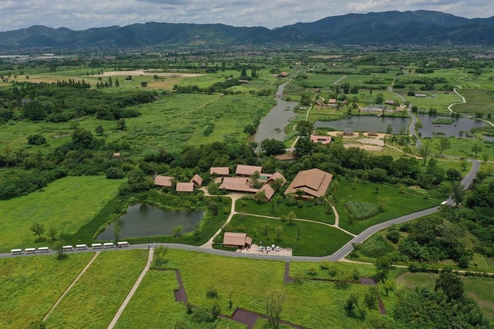 這是在浙江省杭州市余杭區(qū)拍攝的良渚古城遺址公園（2022年7月6日攝，無人機(jī)照片）。新華社記者 黃宗治 攝