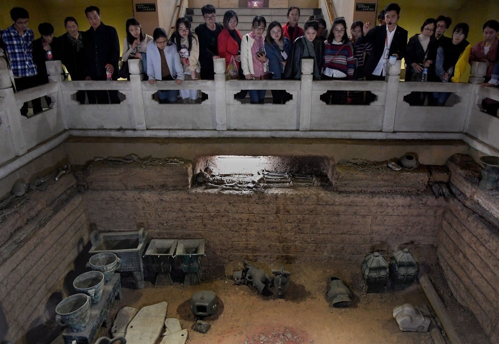 游客在河南安陽殷墟宮殿宗廟遺址內(nèi)的婦好墓參觀（2018年10月12日攝）。新華社記者 李安 攝