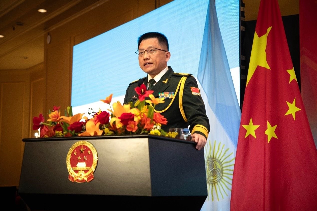 中國駐阿根廷大使館武官劉淼大校致辭。中國駐阿根廷大使館供圖