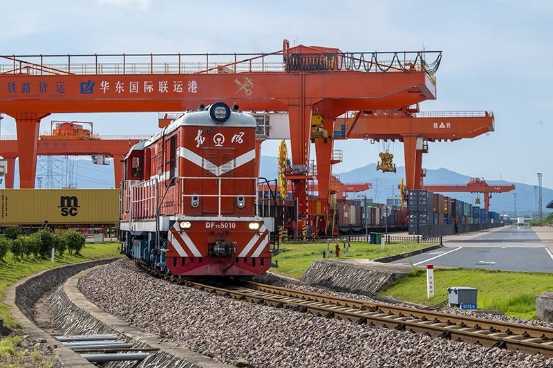 △2023年7月25日，在浙江省金華市華東國際聯(lián)運(yùn)港，一輛“義新歐”中歐班列裝載著110個(gè)標(biāo)箱日用百貨、家用電器、家裝材料等貨物，啟程駛向哈薩克斯坦。