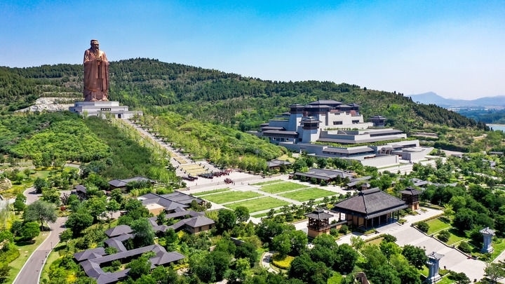 這是2023年6月8日拍攝的山東省曲阜市尼山圣境（無人機(jī)照片）。新華社記者 郭緒雷 攝