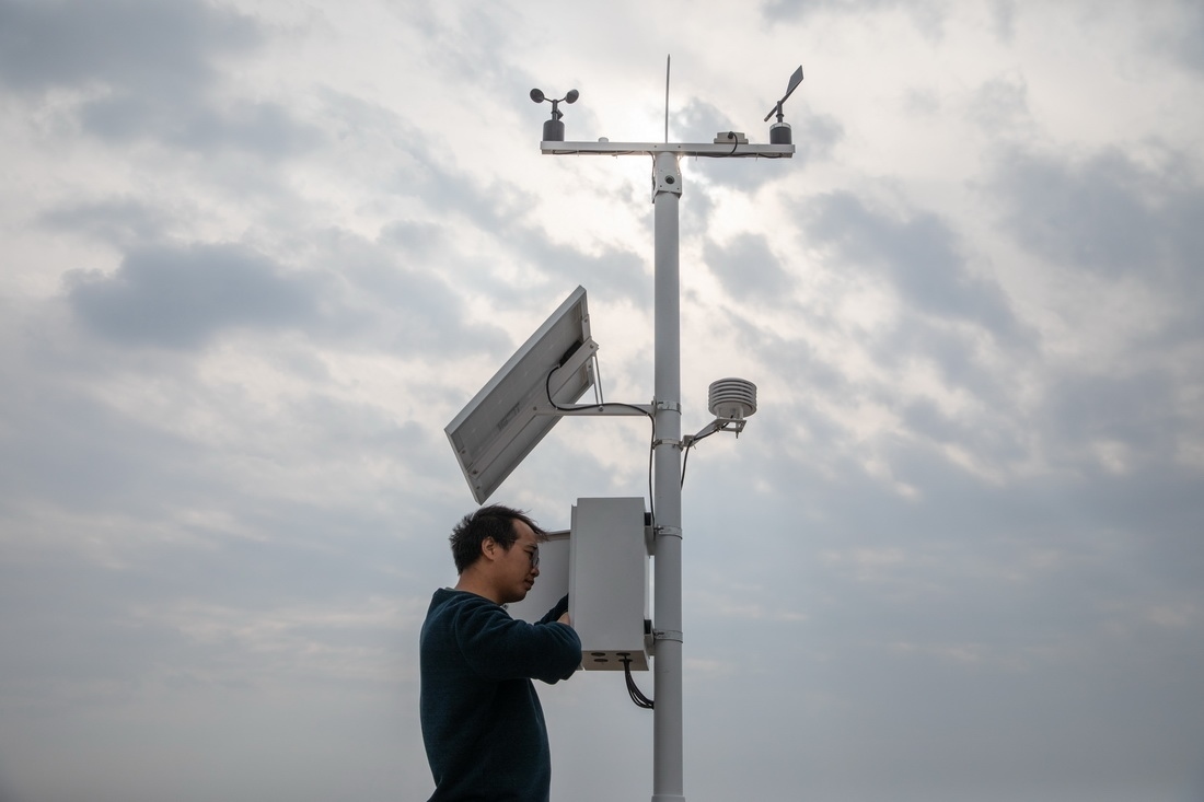 在北大荒集團(tuán)閆家崗農(nóng)場(chǎng)有限公司農(nóng)業(yè)現(xiàn)代化示范區(qū)，工作人員在調(diào)試氣象設(shè)備（4月27日攝）。新華社記者 張濤 攝