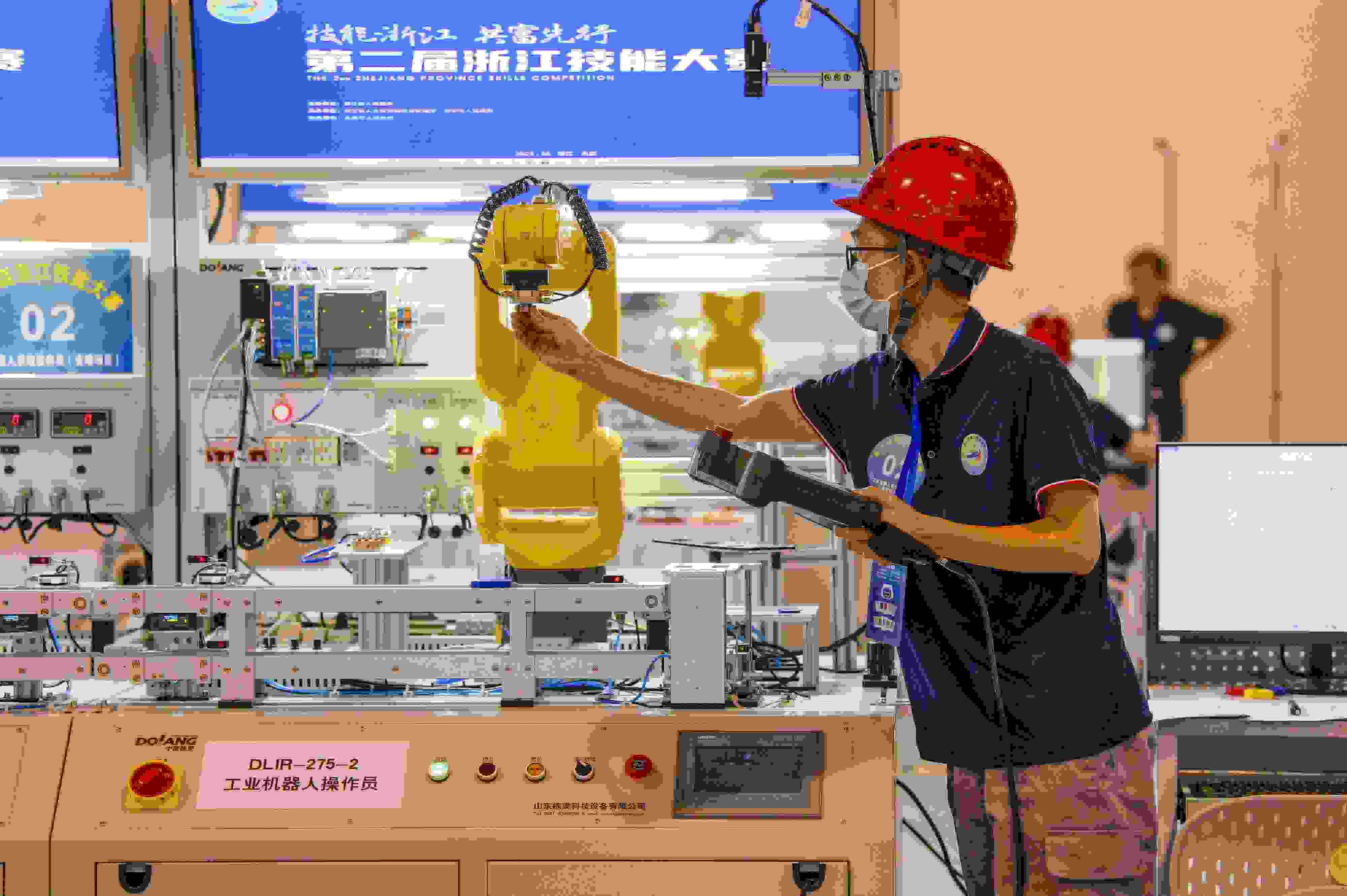 2023年6月19日，第二屆浙江技能大賽在永康市國際會展中心舉行。參賽選手在進行工業(yè)機器人系統(tǒng)操作員項目比賽。