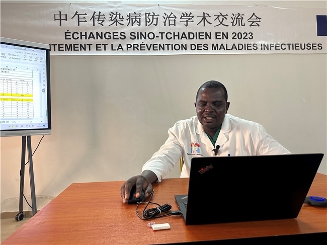 圖為中乍友誼醫(yī)院兒科護(hù)士長(zhǎng)穆罕默德·阿米勒·阿里授課。中國(guó)援乍得醫(yī)療隊(duì)供圖