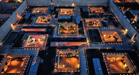 游客在“只有河南·戲劇幻城”景區(qū)游玩（2023年6月21日攝）