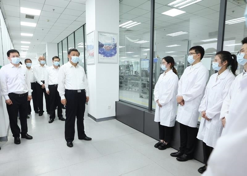 2023年7月6日，習近平總書記在江蘇南京市考察南瑞集團有限公司，同年輕研發(fā)人員親切交流。