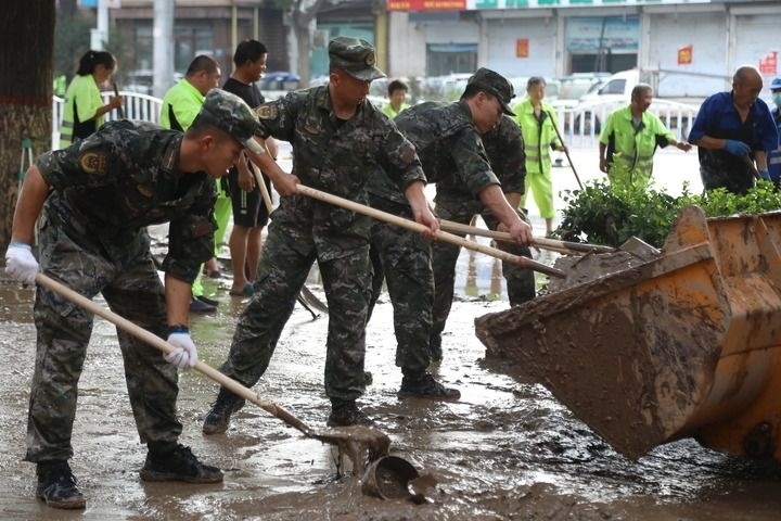 武警河北總隊(duì)保定支隊(duì)官兵在涿州市城西107國(guó)道沿線清理淤泥（8月5日攝）。新華社發(fā)（王紅強(qiáng) 攝）
