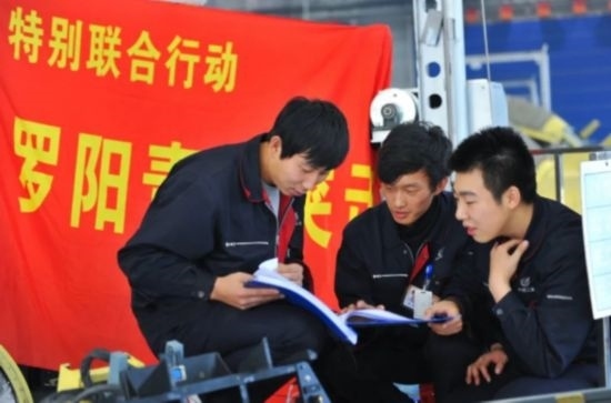 在工作中的“羅陽(yáng)青年突擊隊(duì)”隊(duì)員。航空工業(yè)沈飛供圖