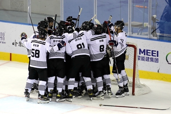 內(nèi)蒙古隊(duì)球員慶祝比賽勝利。人民網(wǎng)記者 胡雪蓉?cái)z