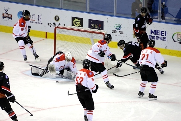 門前混戰(zhàn)。人民網(wǎng)記者 胡雪蓉?cái)z