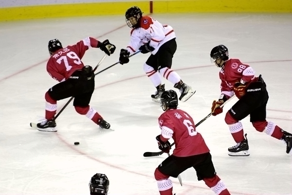 重慶隊球員常久遠(yuǎn)(左)與陜西隊球員呂知宜拼搶。人民網(wǎng)記者 胡雪蓉攝