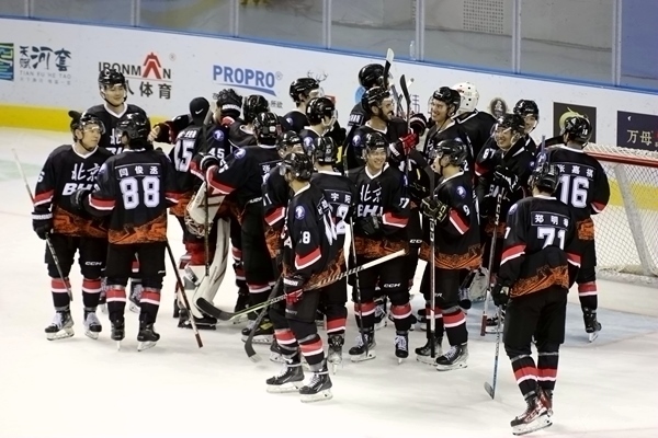 北京隊?wèi)c祝奪冠。人民網(wǎng)記者 胡雪蓉攝