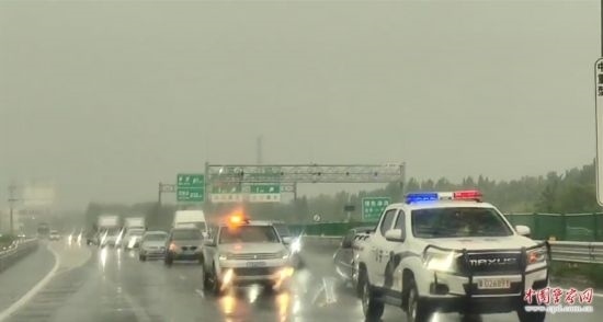8月2日，京港澳高速，高速交警涿州大隊(duì)警車帶道引導(dǎo)救援物資車隊(duì)進(jìn)入涿州災(zāi)區(qū)。