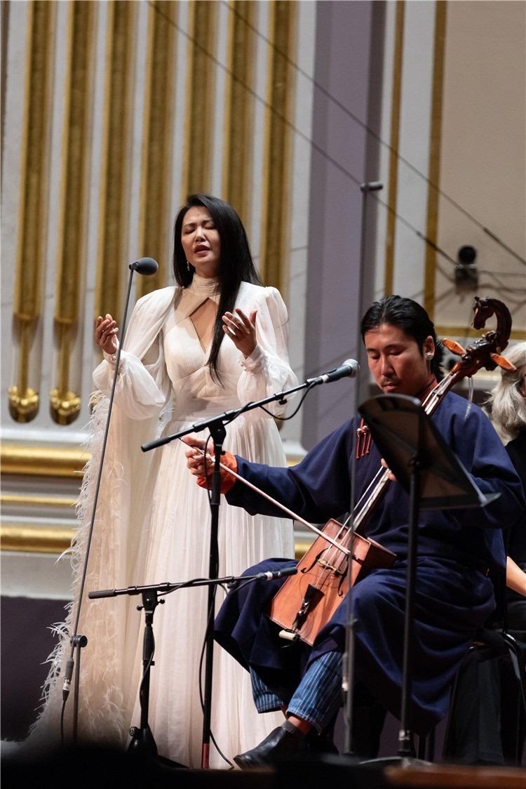 圖片說明： 8月5日，2023愛丁堡國際藝術(shù)節(jié)開幕式音樂會(huì)《慈悲頌》的演出現(xiàn)場。藝術(shù)節(jié)組委會(huì)供圖