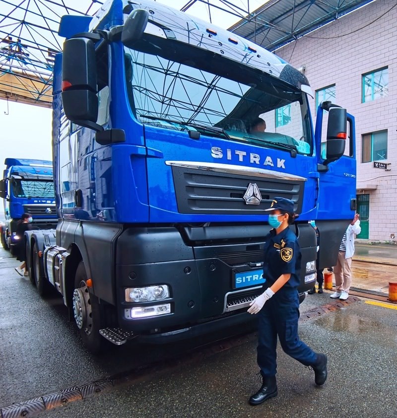 關(guān)員正在對出口車輛進(jìn)行登臨檢查。人民網(wǎng)記者 栗翹楚攝