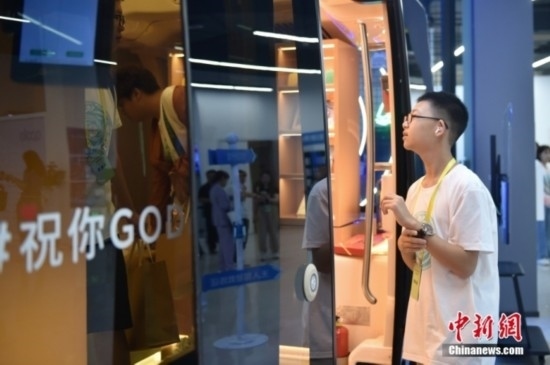 圖為學員們在首鋼園內(nèi)的百度Apollo Park參觀。<a target='_blank' href='/' ><p align=