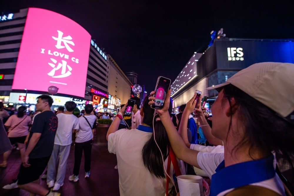  游客在長沙市天心區(qū)黃興路步行街打卡、拍照（6月7日攝）。新華社記者 陳思汗 攝