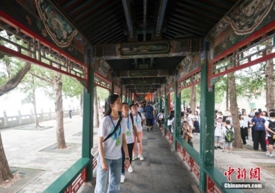 圖為學員們游覽長廊。<a target='_blank' href='/'><p align=